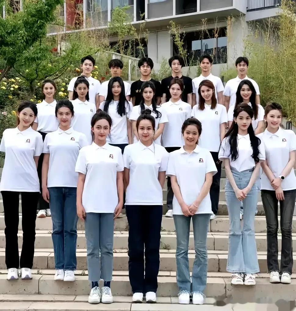 这个是北电一个班级男女生的一张合影。俊男靓女确实很吸引眼球。特别是女生，个