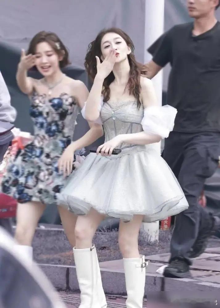 我现在严重怀疑，李小冉她老公后悔让她上浪姐了。本来是自家珍藏的宝贝，这一下全国人