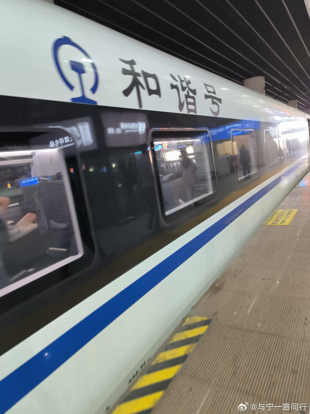 火车让座矛盾本质在于同价不同票我是这样想的，既然买的无座票，没空位就站着好了。不