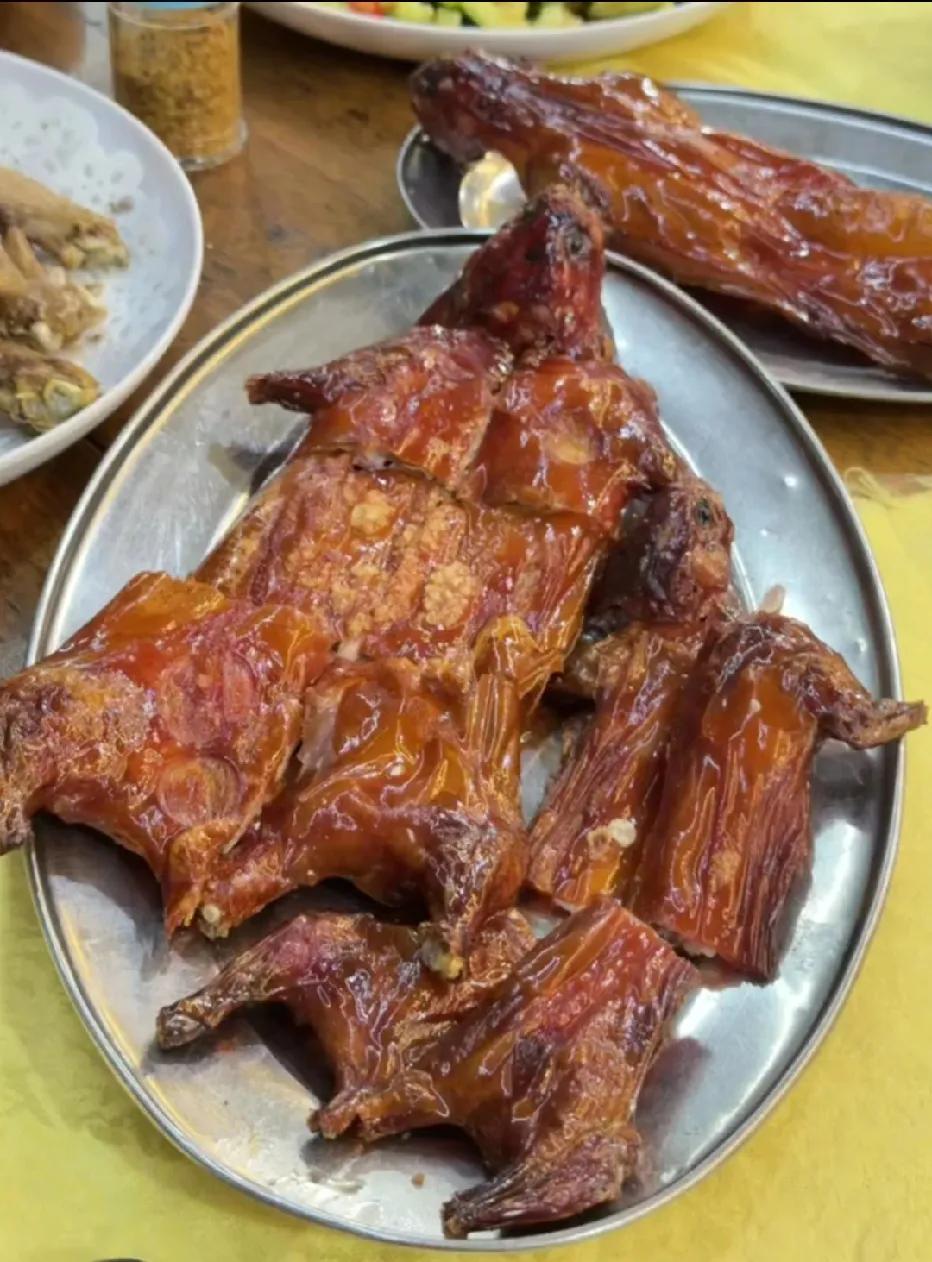 考考你，知道这是什么美食？先说一下，不是烤乳猪……猜到了话，不知道你还敢不敢吃。
