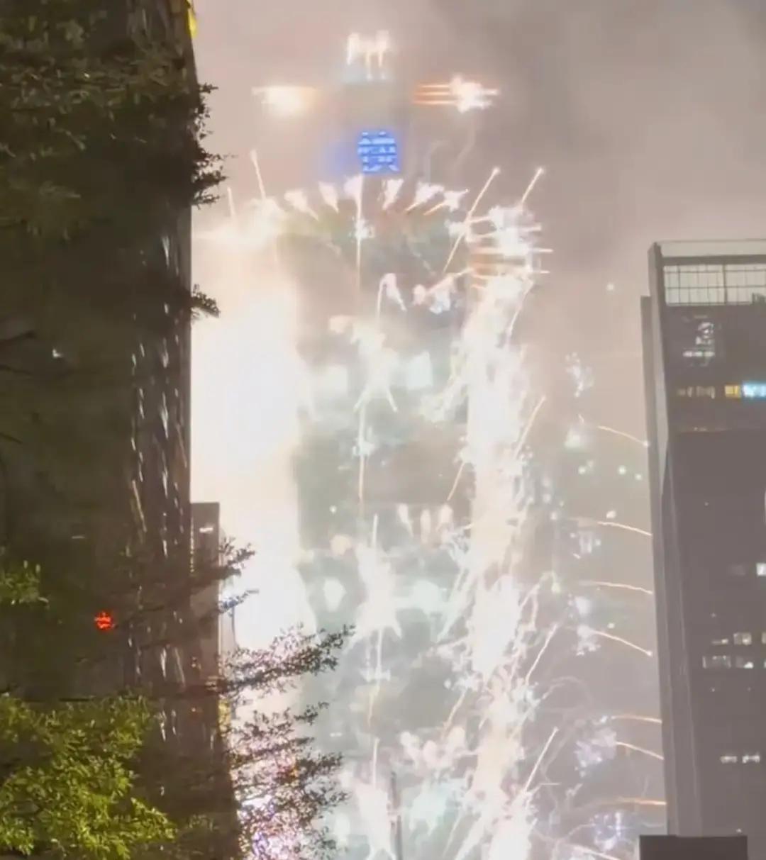 101跨年烟火那晚，小S身边空了个位子她对着夜空举手机，镜头里没出现姐姐。