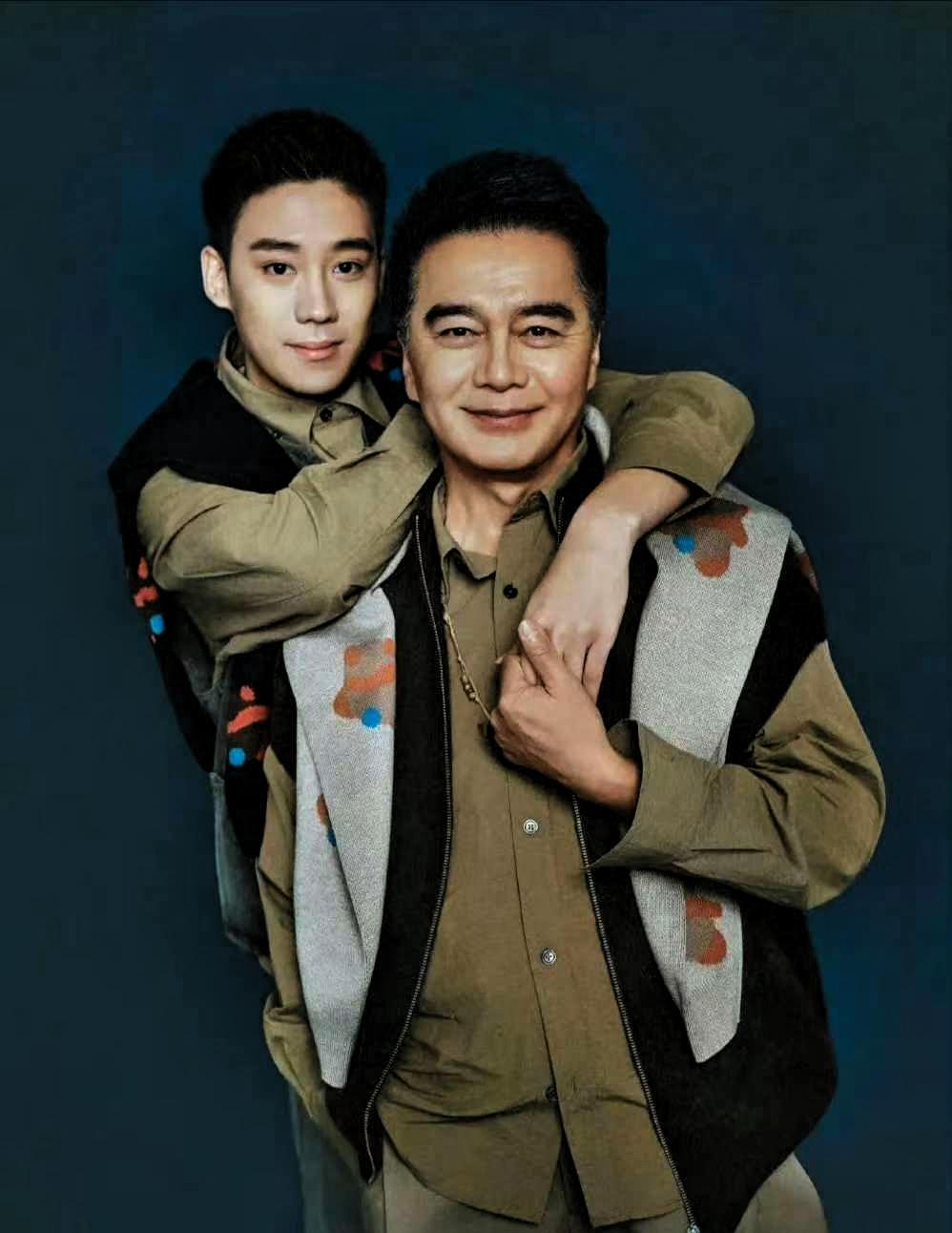 何晴的儿子，许何说：大家不要为我难过，很庆幸我很幸福。十年抗癌过程中，妈