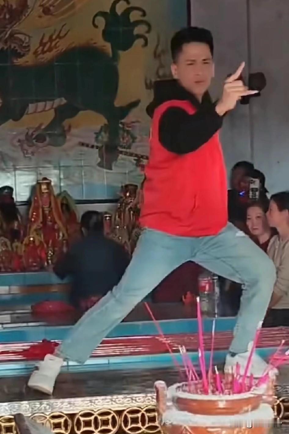 男子发声:我是保护妈祖的，你们不要再说我是打妈祖的那个，这样我跳去黄河都洗不清