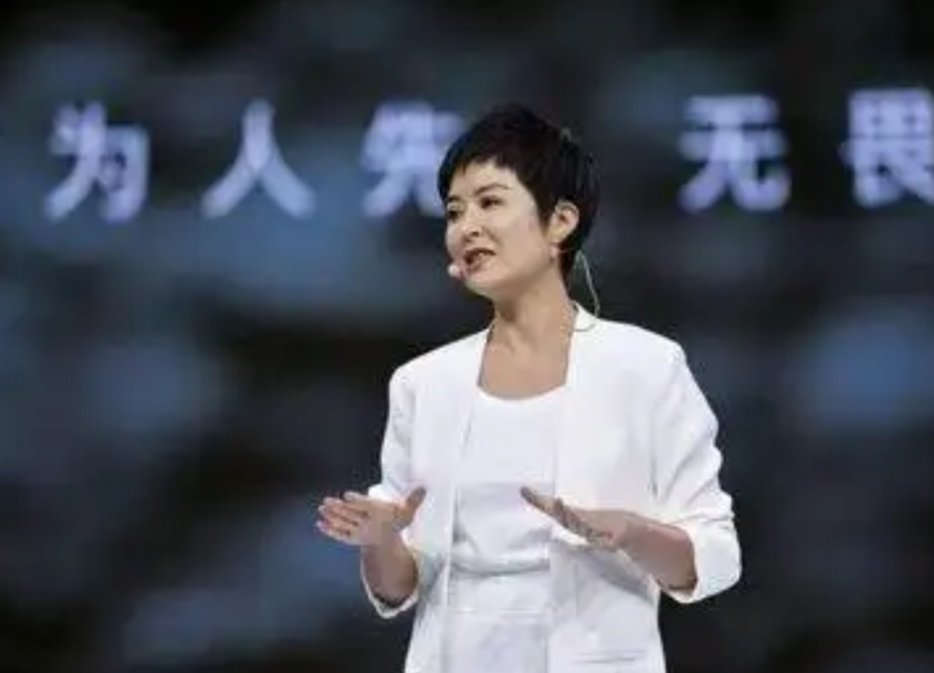 42岁的央视主持人张泉灵辞去工作后，趁着60岁的丈夫不注意，带着147万存款前往