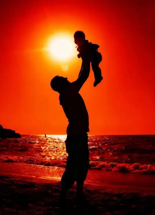 我认为，父母对孩子最大的托举，不是拼命赚钱，为孩子提供优渥的物质条件。而