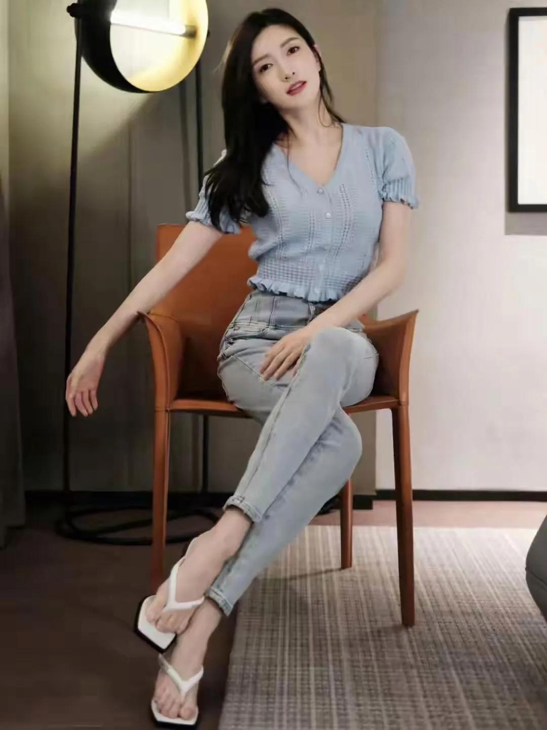 江疏影的优雅“蓝调”时刻✨简约的浅蓝色针织上衣，搭配同色系高腰牛仔裤，江疏