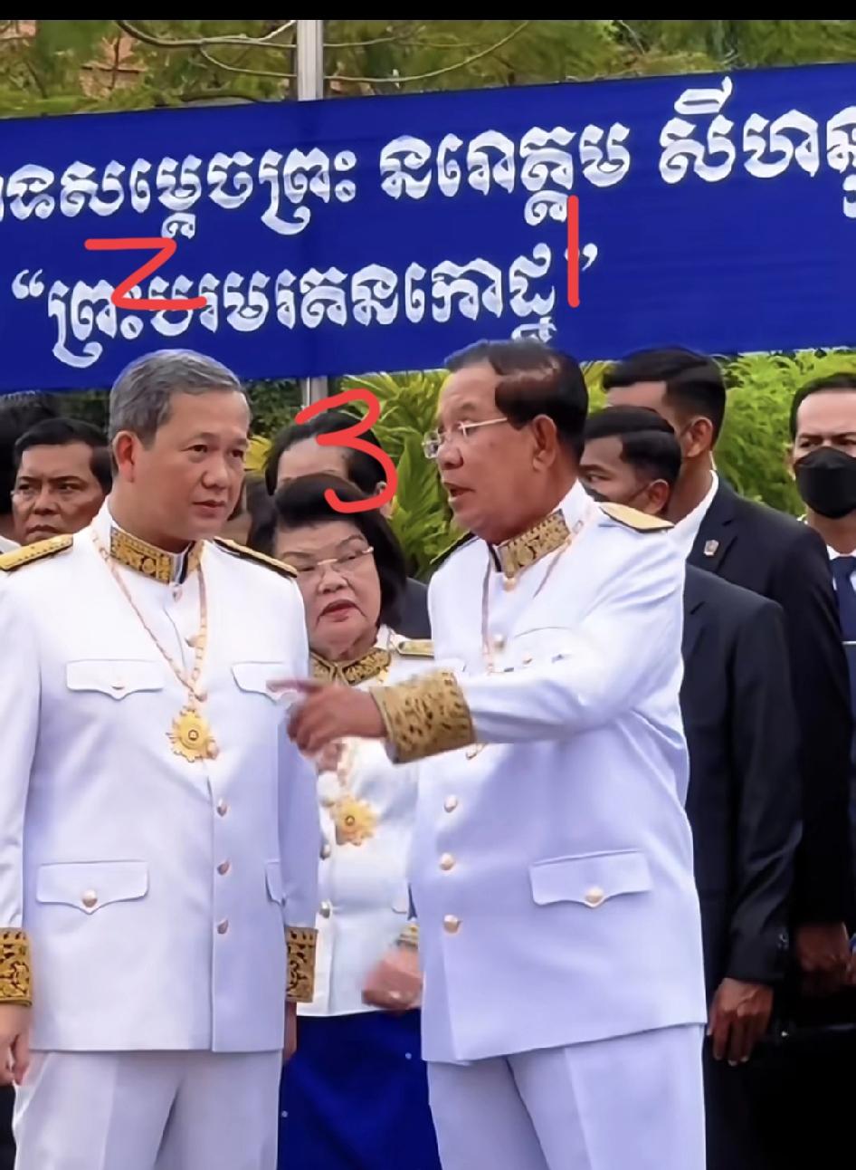 这帮人中地位最高的三个人都来自同一家族。12是父子关系，13是兄妹关系，23是姑