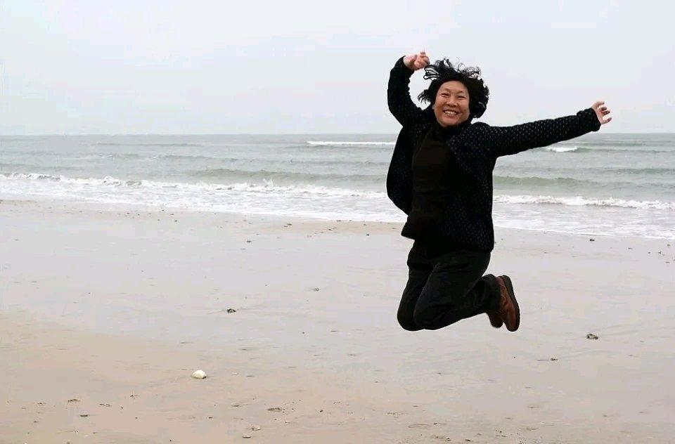 前阵子刷到个老病友的故事，当年42岁确诊晚期胃癌，腹腔里的转移灶密密麻麻，医生直
