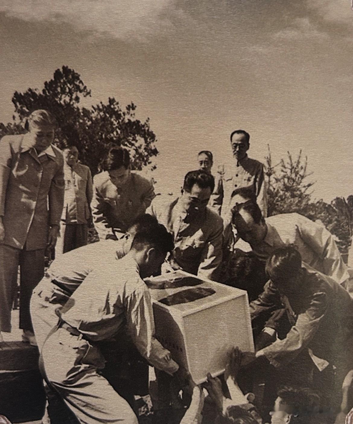 1955年6月18日，瞿秋白遗骨迁葬仪式在八宝山举行，图为周恩来等扶送瞿秋白遗骨