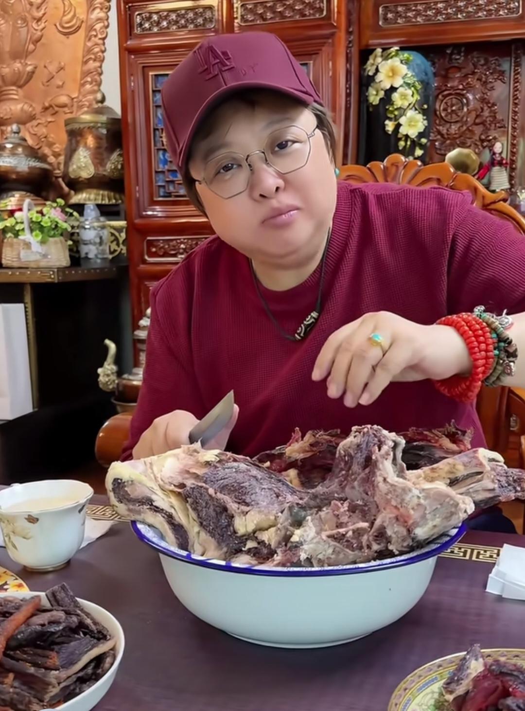 看着这几串天珠就得好几百万！她的身份地位应该不会带假货吧？亚洲第一歌唱家、