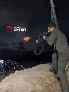 以色列士兵向加沙地带的巴勒斯坦村庄开火扫射，并发布在社交平台上。士兵抱枪扫射的