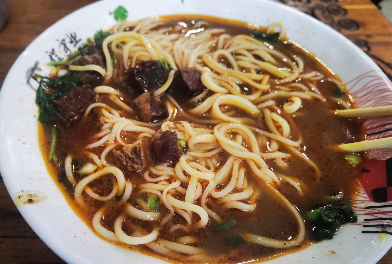 这碗面13元，贵不贵？再仔细看看，这么多牛肉，还算贵吗？想想其他牛肉面