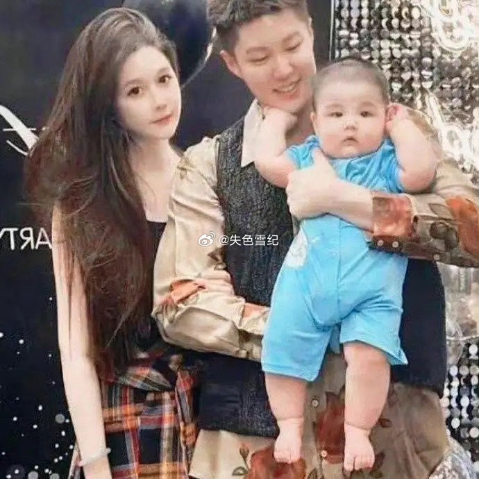 赵本山的女婿，球球的老公，长了个女人面相，孩子挺可爱。​​​