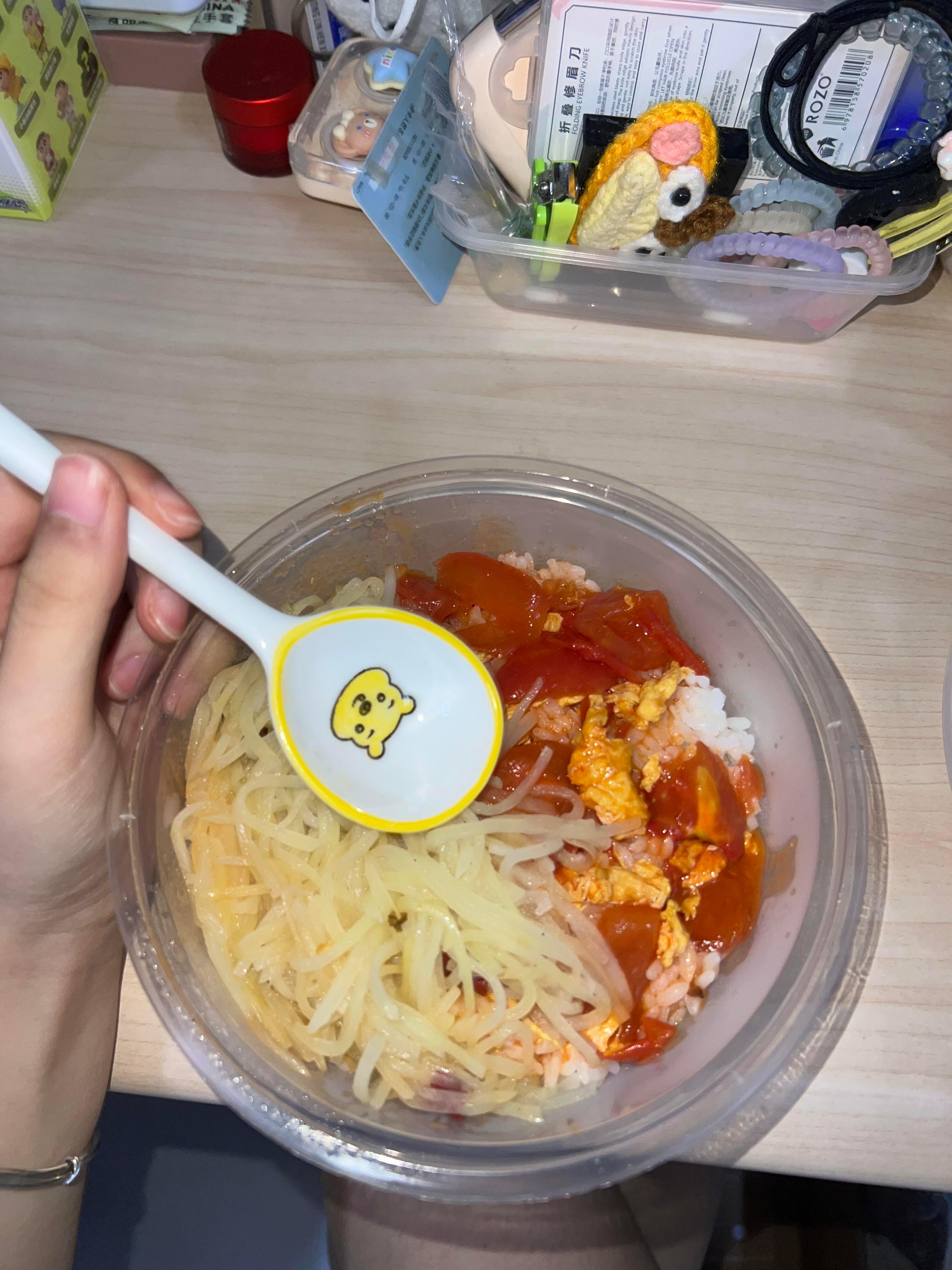 二十岁女孩一顿吃这么大盒子的饭是正常饭量吗