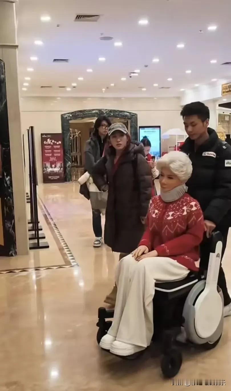 偶遇蔡明机器人下班照，她装扮微表情都和蔡明一样，足以以假乱真。不过仔细看还是