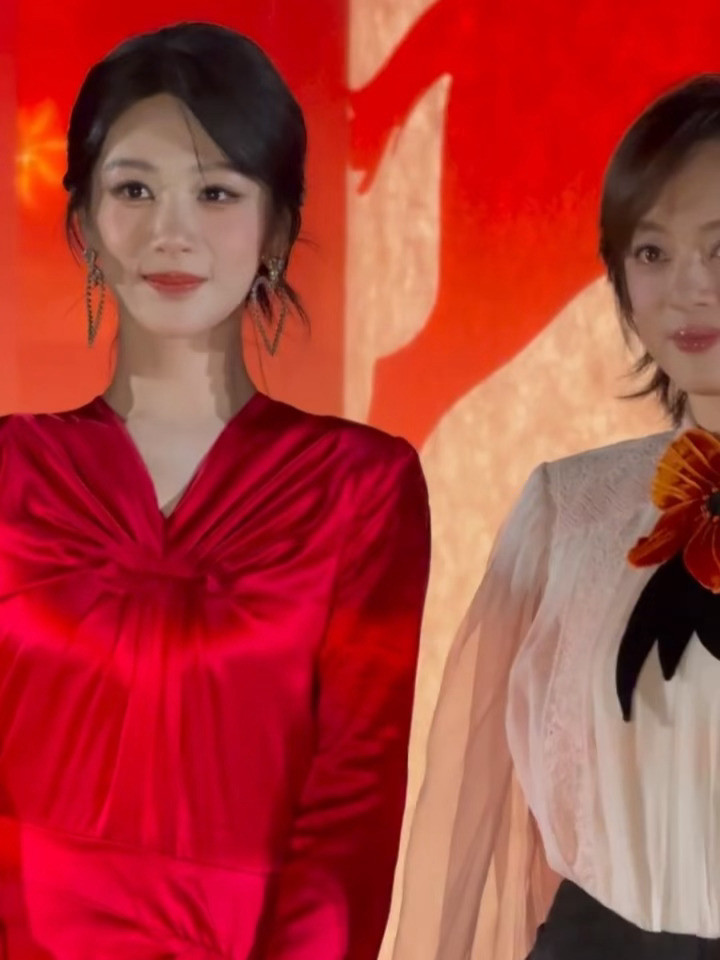 华伦天奴活动我们紫紫就这样和孙俪姐双C看得人心里美美的也暖暖的🥰杨紫宋祖儿活动