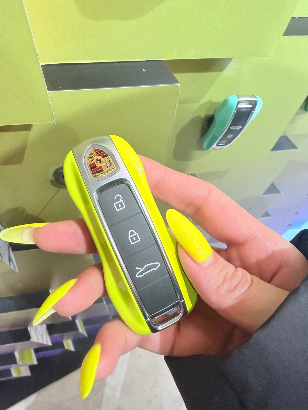 哎呀呀这个颜色简直深得我心啊怎么能这么好看呢上海·保时捷品牌快闪空间