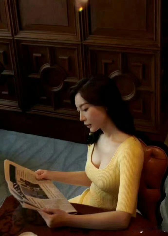 年轻时期的陈数身段出众，线条优雅耐看。