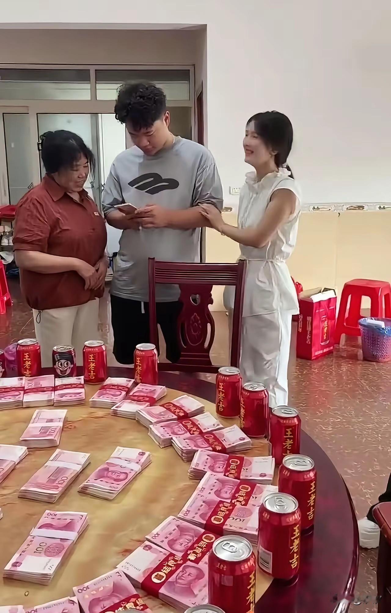 江西男子结婚，家里面把所有的钱都娶了出来，然后整齐的点了有点，亲戚朋友都借