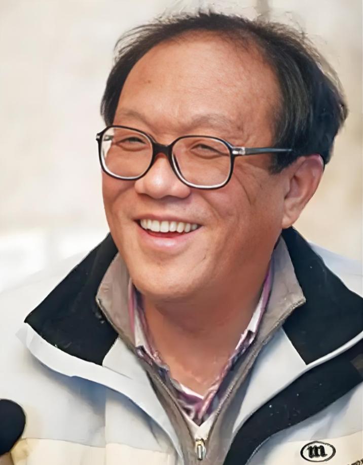 2010年，作家史铁生突发脑溢血，医生问他的妻子陈希米：“救不救？”没想到陈希米