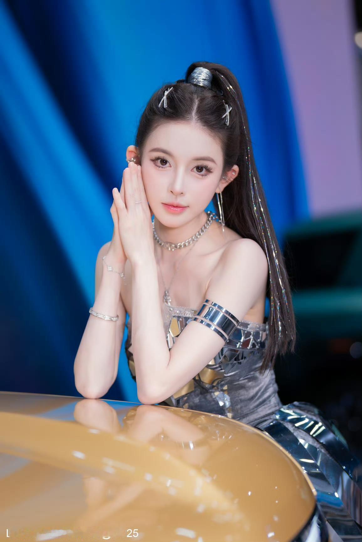 美女车模汽车模特怎么拍才好看为什么车展上弄些女模特