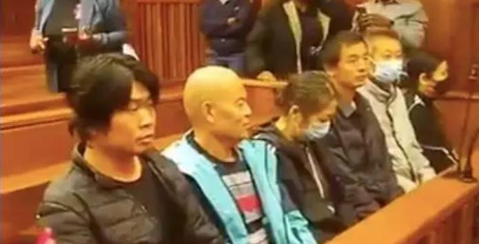 看到这七个中国人在南非的所作所为，真的很震惊！7名中国人在当地开羽绒被套工厂，却