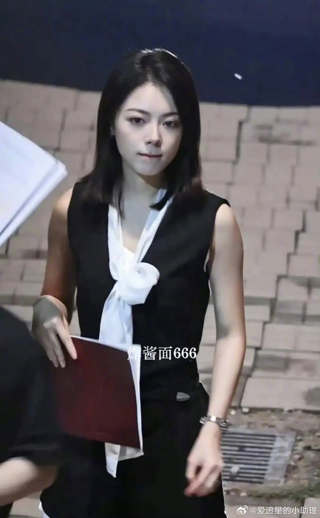赵今麦属于越夜越美丽的类型吗？​​​