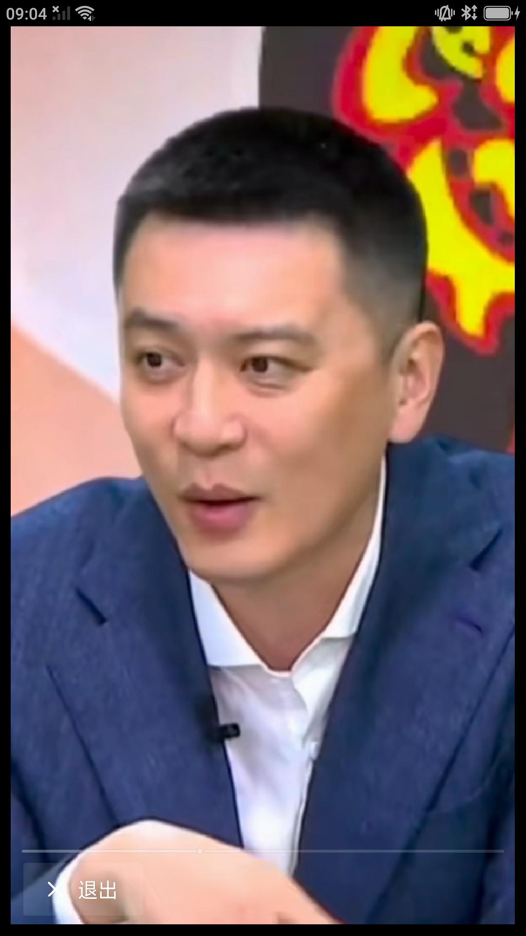 【前辽篮主教练杨鸣和中国篮球名宿巩晓彬在解说广东队比赛时，对杜峰执教态度改变给予