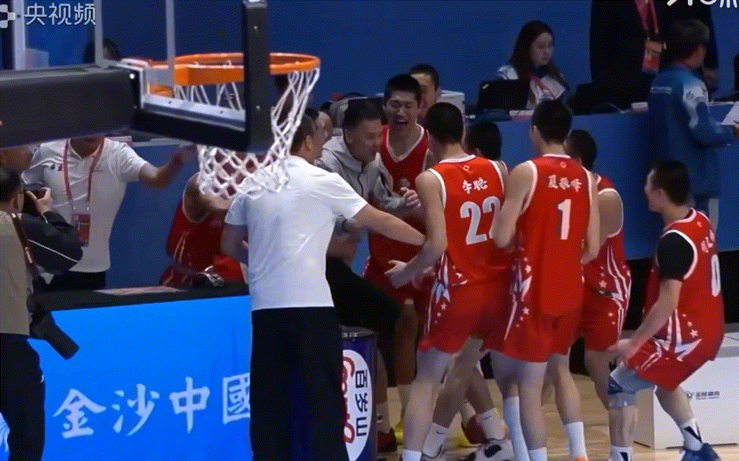 必备节目！广东U18队员们集体将主教练抛向空中尽情庆祝，又一枚金牌入账啦，我们是