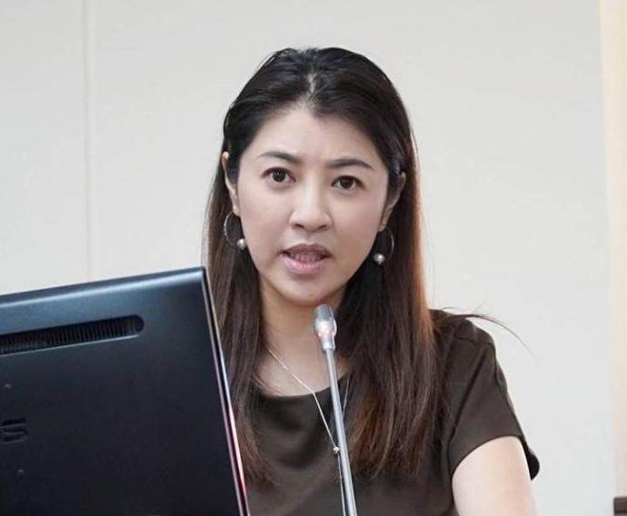 许淑华和郑丽文拥抱合照，谣言不攻自破！许淑华这一抱，抱得挺用力。