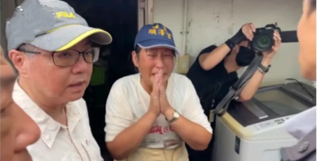 卓荣泰勘灾，妇人痛哭，“我感觉我是二等公民”。网怒呛黄暐瀚，南部选票松动了么？