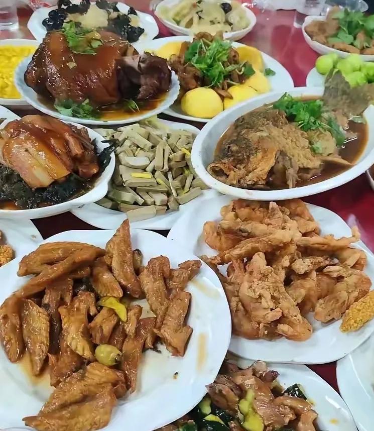 我发现，过年去穷亲戚家拜年，只要提前打了招呼，路上左一个电话，右一个电话，甚至早