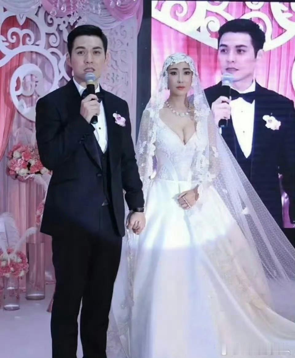 这婚纱确实是不是有点太尴尬了，毕竟那么多亲朋好友在现场​​​[汗]