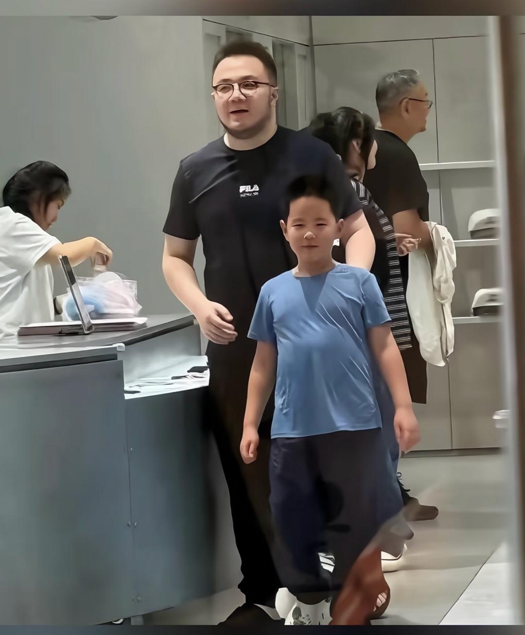 宋丹丹大孙的正面照曝光，孩子长的胖乎乎的很是帅气！相比前夫哥英达过生日抱着干孙
