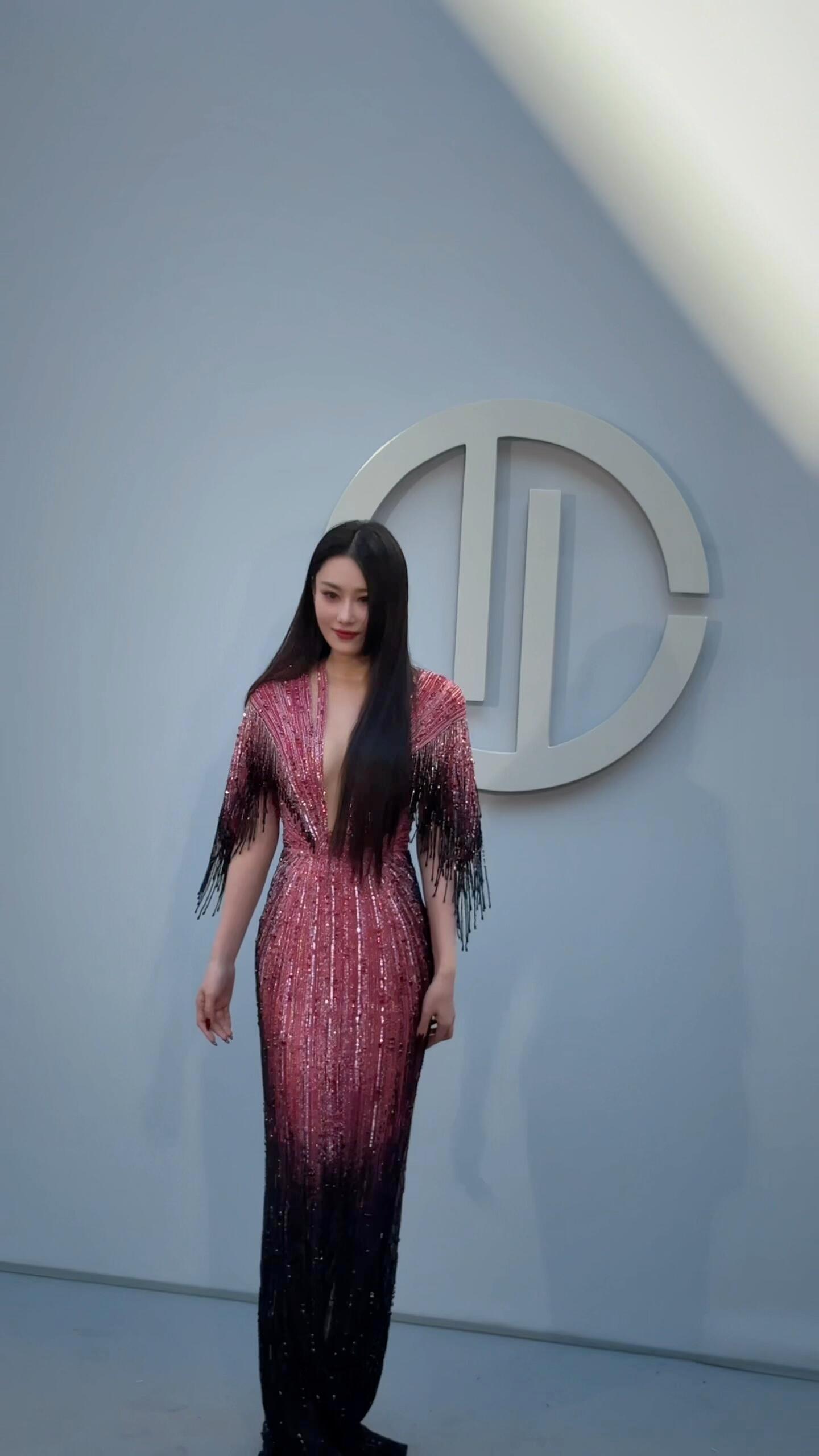 张馨予高定秀生图张馨予高定秀状态张馨予高定秀生图一放就炸场！TonyWard裙