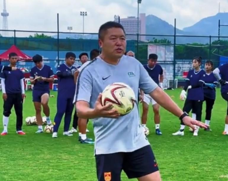 郑智的教练团队不行去接手U16国家队吧。青岛西海岸本赛季中超13场，一败难求