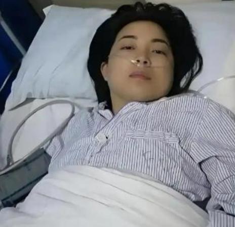 江西24岁女子病逝，未婚夫垫付30万治疗费，办完丧事准备离开，女方父亲递来一个红