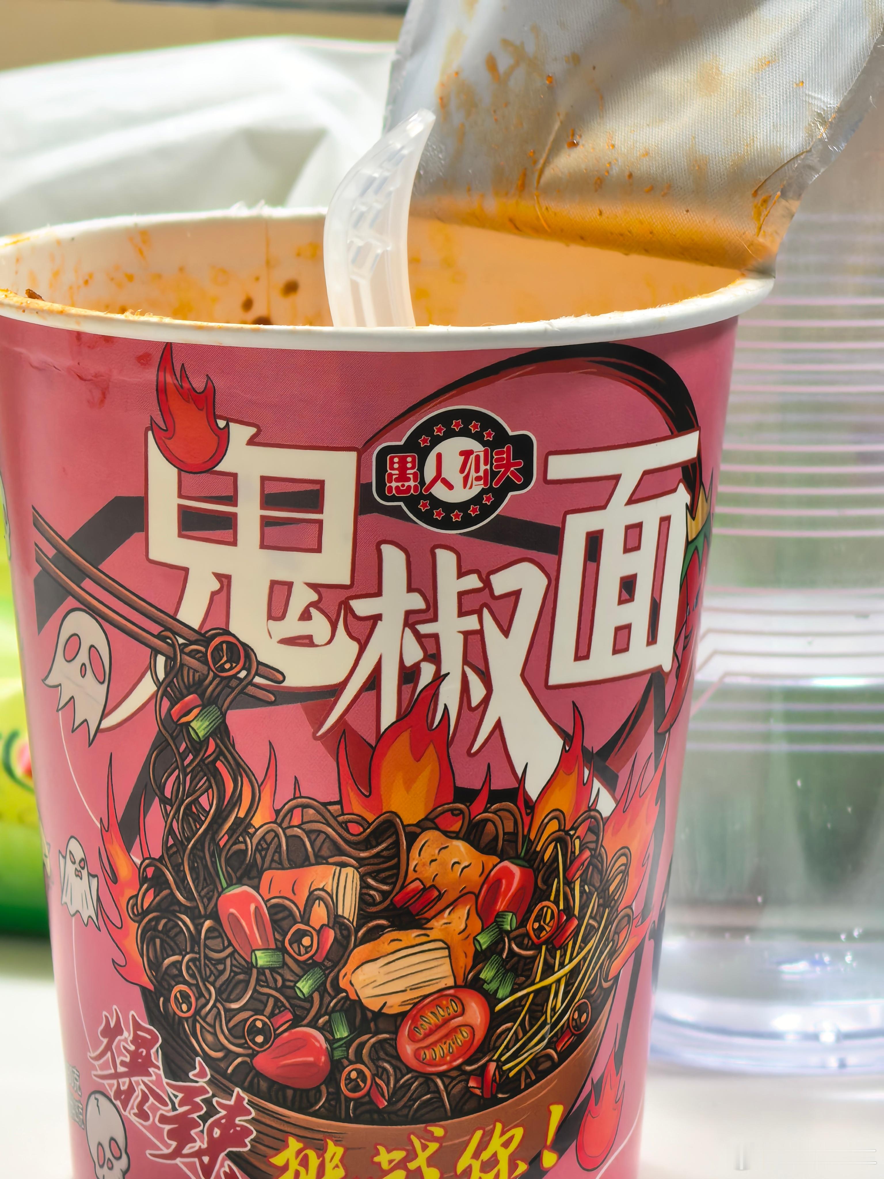 泡了一桶鬼椒面，好辣呀！第一口没什么感觉就像是普通火鸡面一般，第二口辣劲就上来了