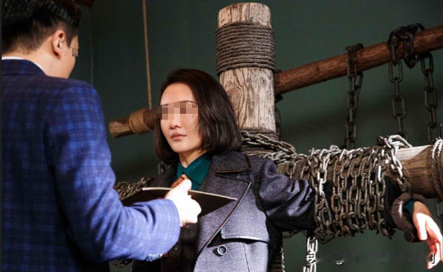 悲剧了！甘肃，女子因涉嫌盗窃被民警带回派出所，结果在调查过程中，女子不仅不配合，