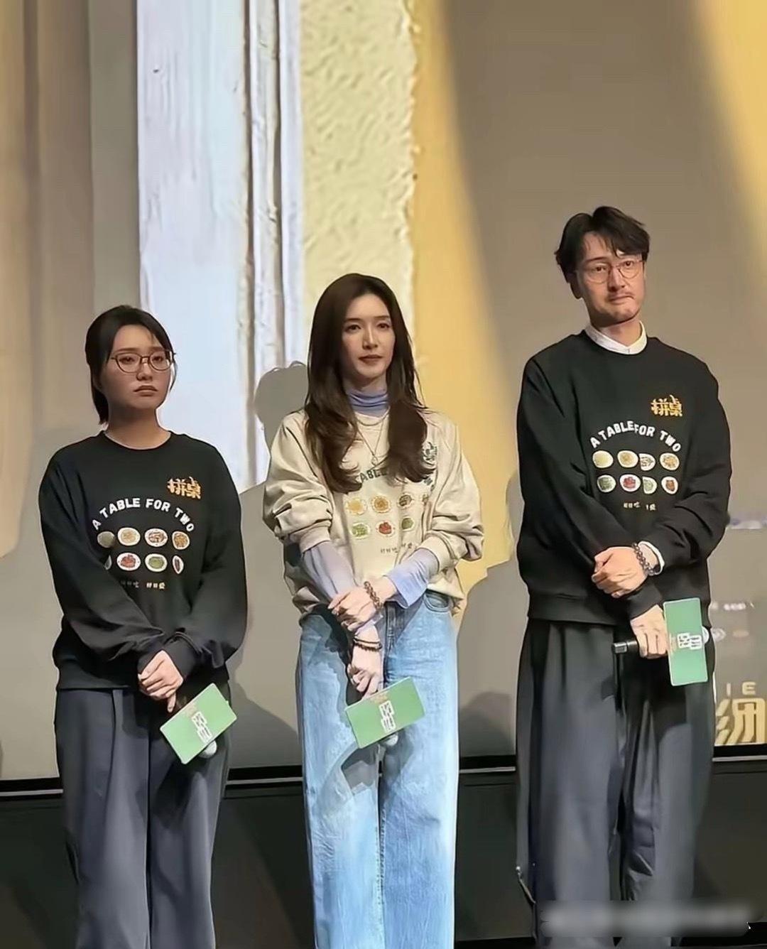 同一件卫衣，李雪琴穿上就出门，江疏影却套了件高领薄丝内搭，又加了配饰，穿搭“小心
