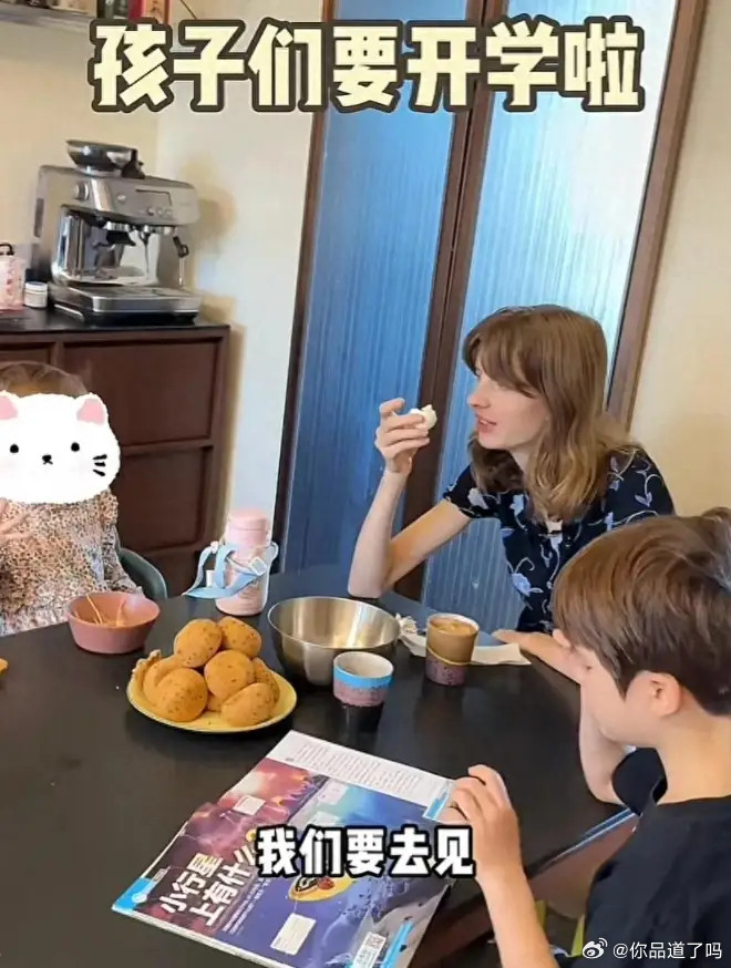 董力阿诺送女儿上国际幼儿园！2岁露露超可爱不哭不闹，爸妈落泪​​​