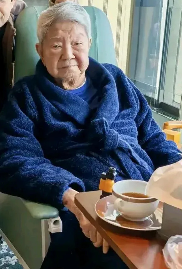 蔡澜说自己交过很多女朋友，尤其喜欢美食和女人，交往过黄、白、黑皮肤的女性。他称交