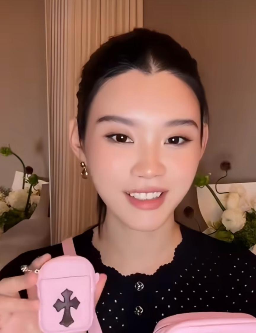 奚梦瑶拿下迷你款爱马仕菜篮子，搭配成人款凑成了母女包，豪门孩子的童年，起点果然不一样，小小年纪就拎上