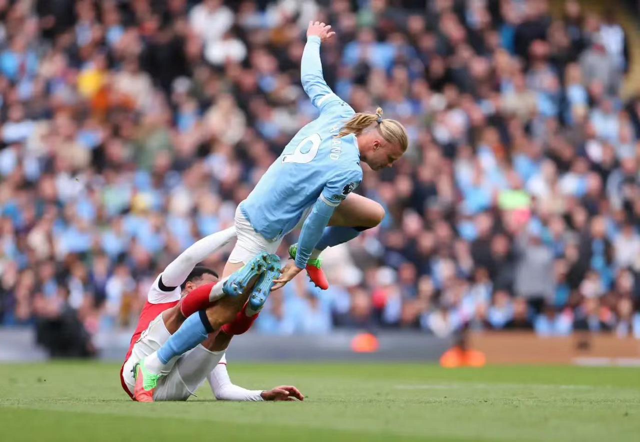 曼城再赢一场，同积70分，净胜球比阿森纳多，进球数比阿森纳多，交手关系1胜1平，