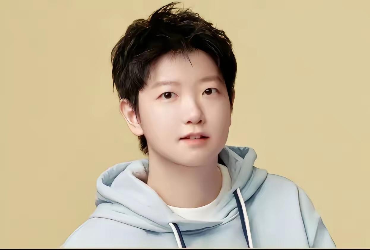 孙颖莎进清华面试，没人围观的一幕才是真正的双向奔赴一身简单的浅色外套，手里