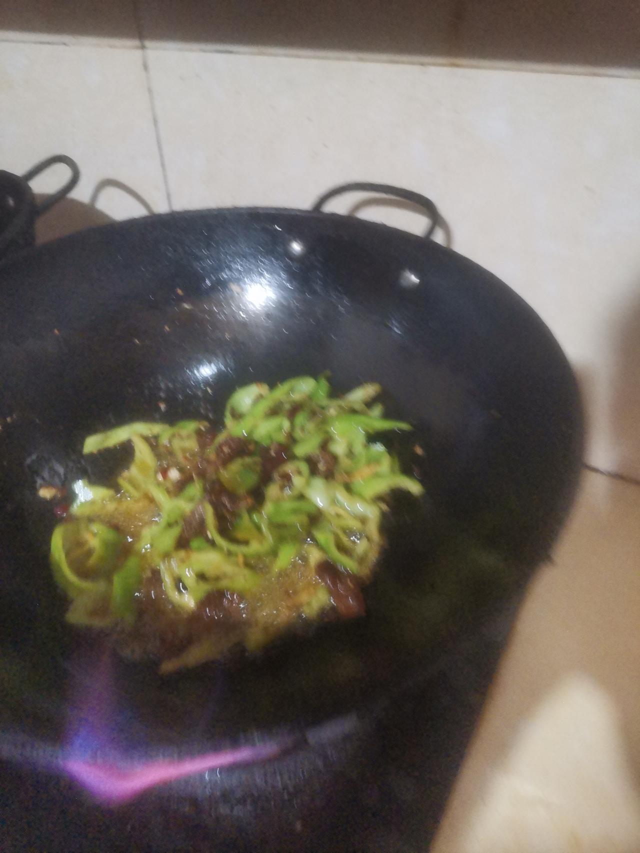 炒菜其实非常简单。上午十点三十七分，打开灶开始炒菜，先炒回锅肉，五分钟就炒好了