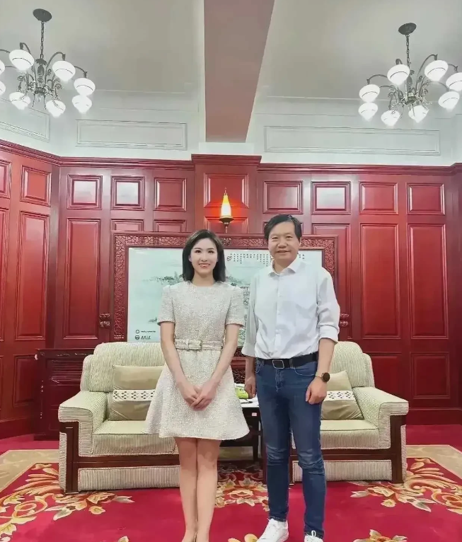 雷总这紧身裤穿的，咱啥也不敢说啊！