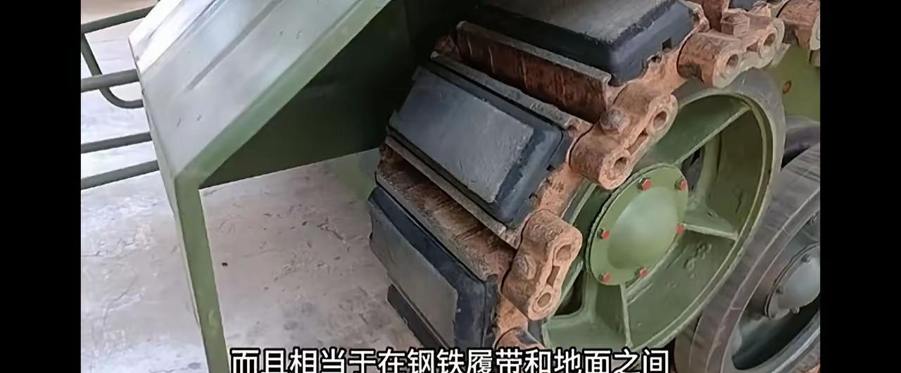 很多人好奇坦克车会不会压坏路面，这个就不用担心了，因为在裤带中间加了橡胶垫，