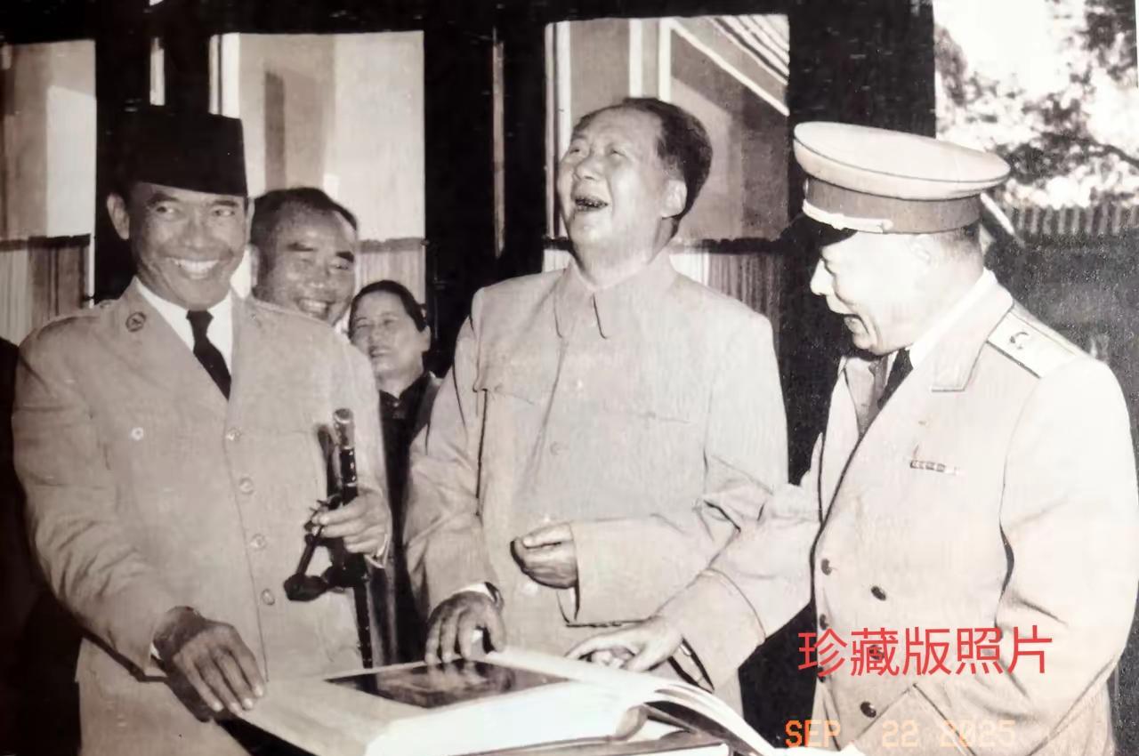 珍藏版历史照片。难得一见的照片，这是什么场景，领袖和国际友人在一起时，留下的