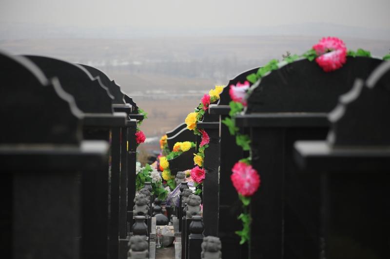 3月底执行！殡葬新规来了：7项服务免费，天价墓、捆绑消费全禁止，老百姓终于减负了